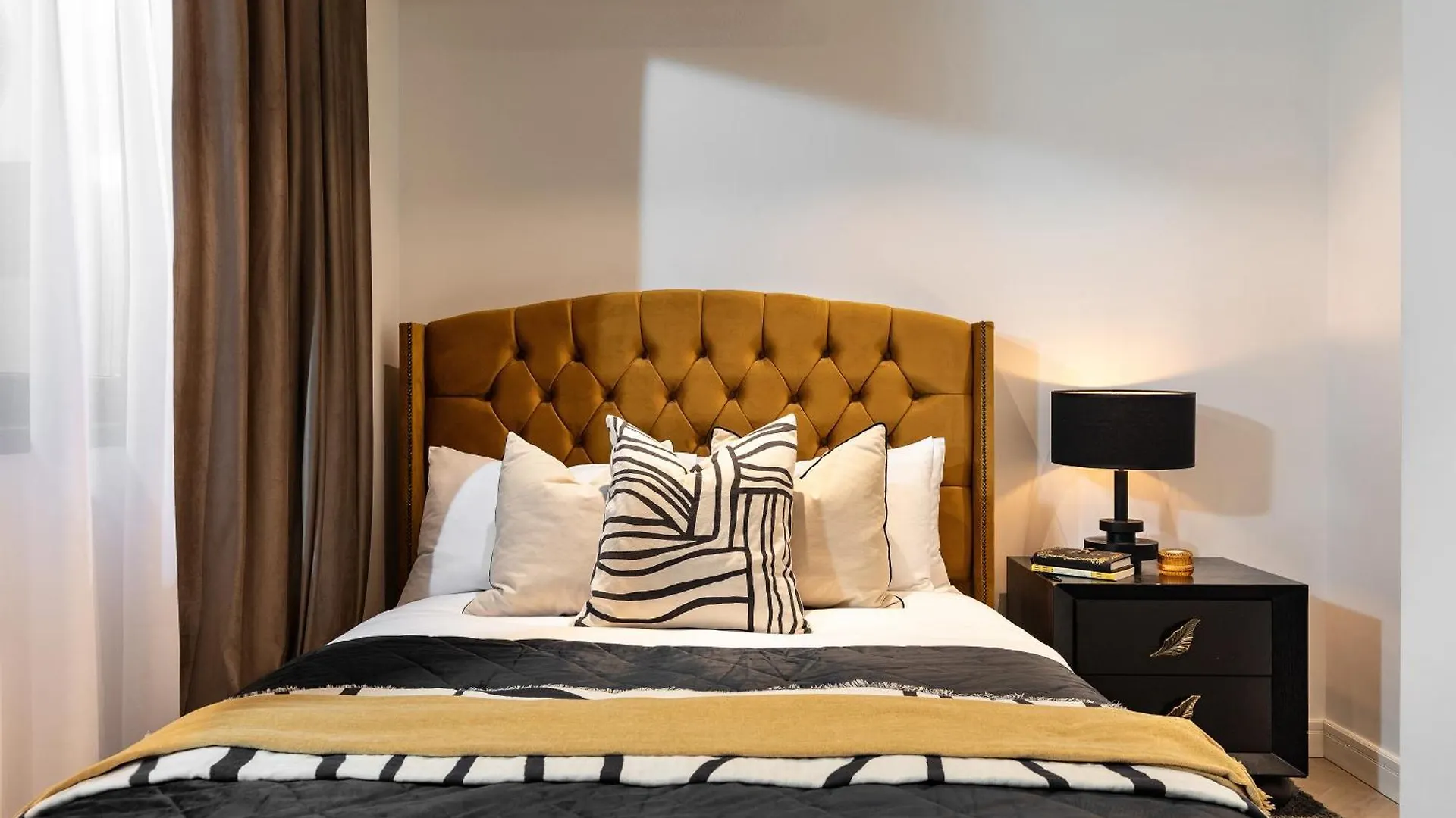 Qult - Peaky Blinders Appartement Boekarest